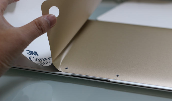 Macbook本体を保護するスキンシールでシルバーからゴールドに色を変え